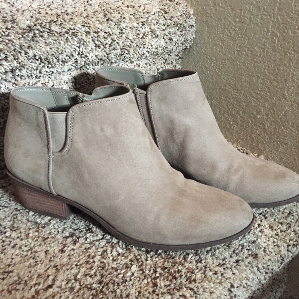 Women's taupe (tan) ankle boots in size 8